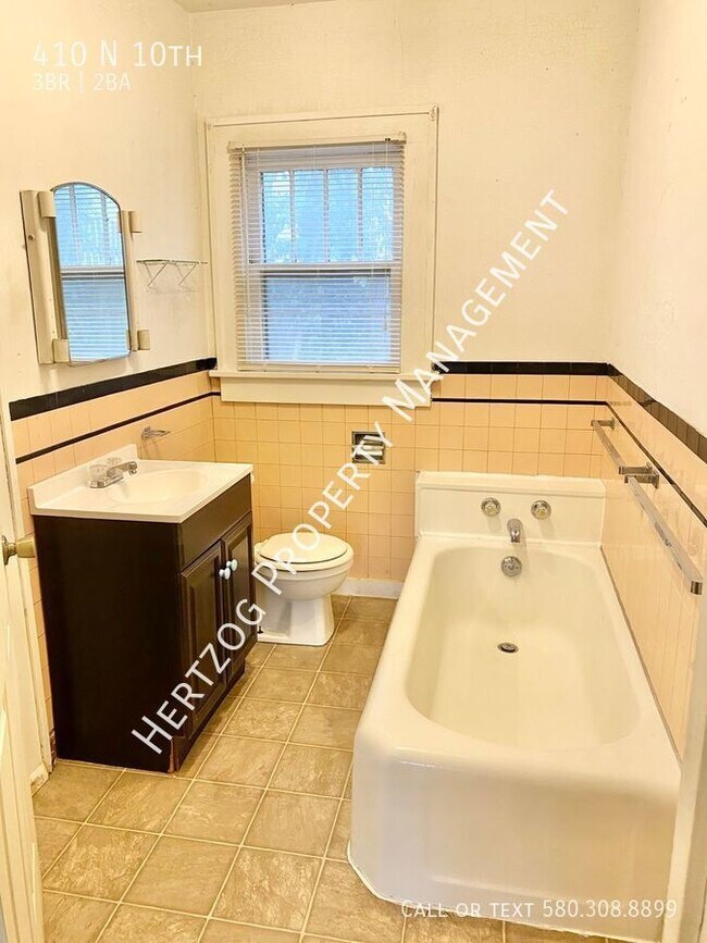 Building Photo - Large 3 Bedroom 2 bathroom home!
