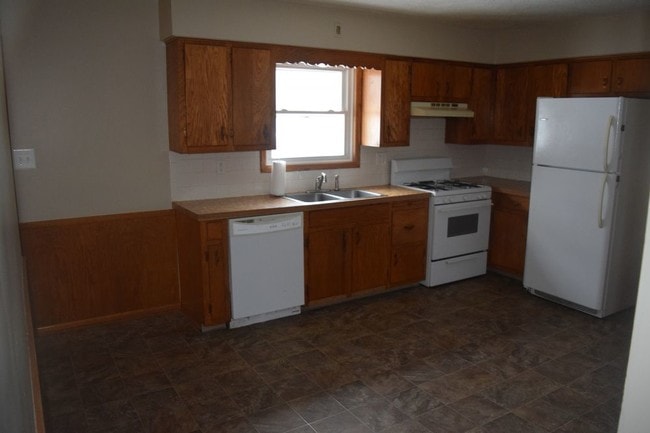 Building Photo - Three bedroom ranch duplex