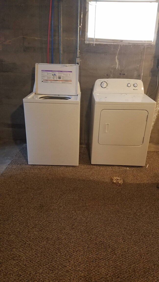 Lavandería en el sótano de Sid B - 613 W 25th St