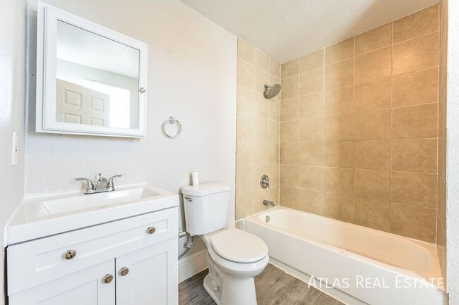 Building Photo - 3210 W Longfellow Pl