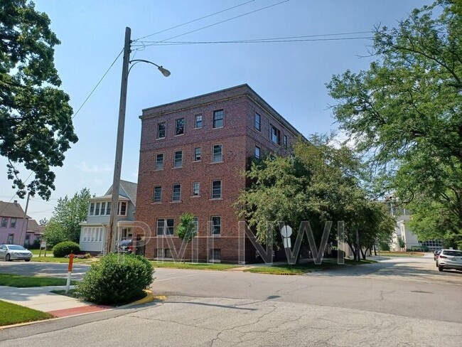 Building Photo - 710 Perry St