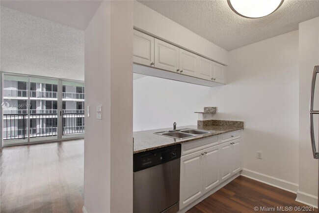 Building Photo - 1756 Bayshore Dr