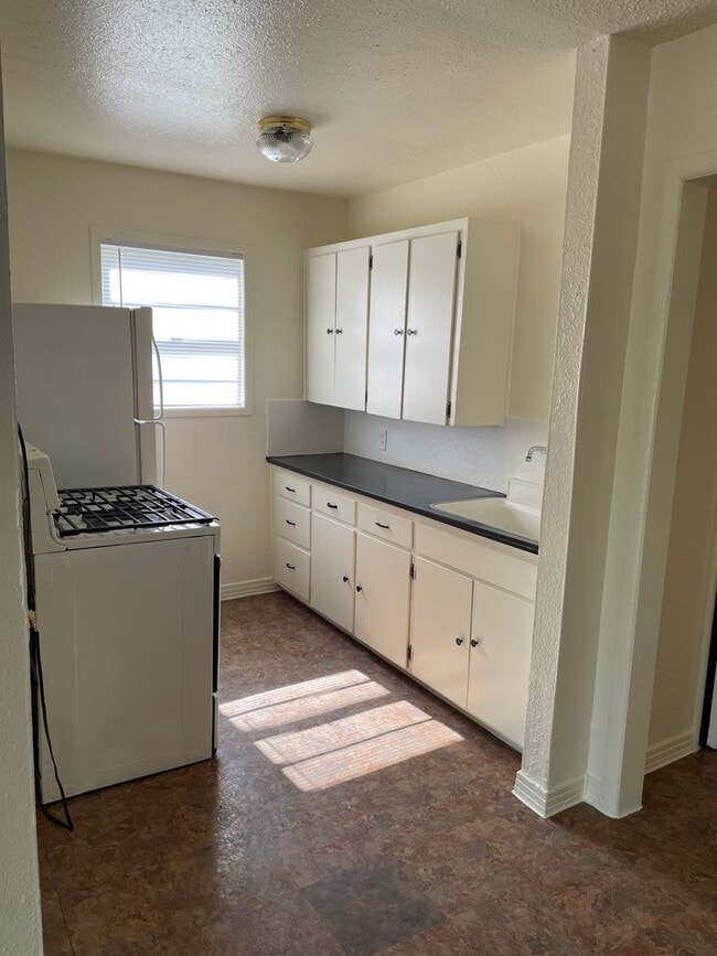 Building Photo - Available Now 1 BR, 1 BA Duplex $700/mo