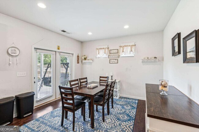 Building Photo - 5545 Mirror Lake Dr