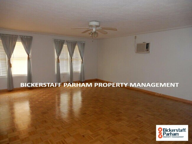 Foto del edificio - 4 Bedroom 2 Bath Located Off Of Double Chu...