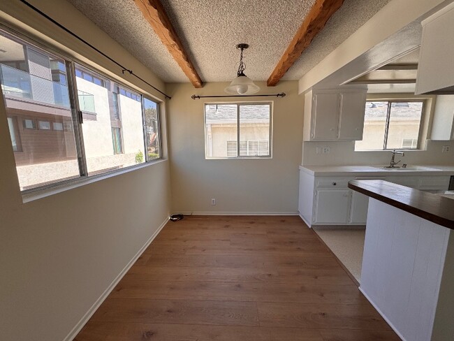 Building Photo - 320 23rd Pl