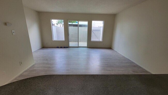 Building Photo - 2 bed/1 bath townhome! Right of the 80.