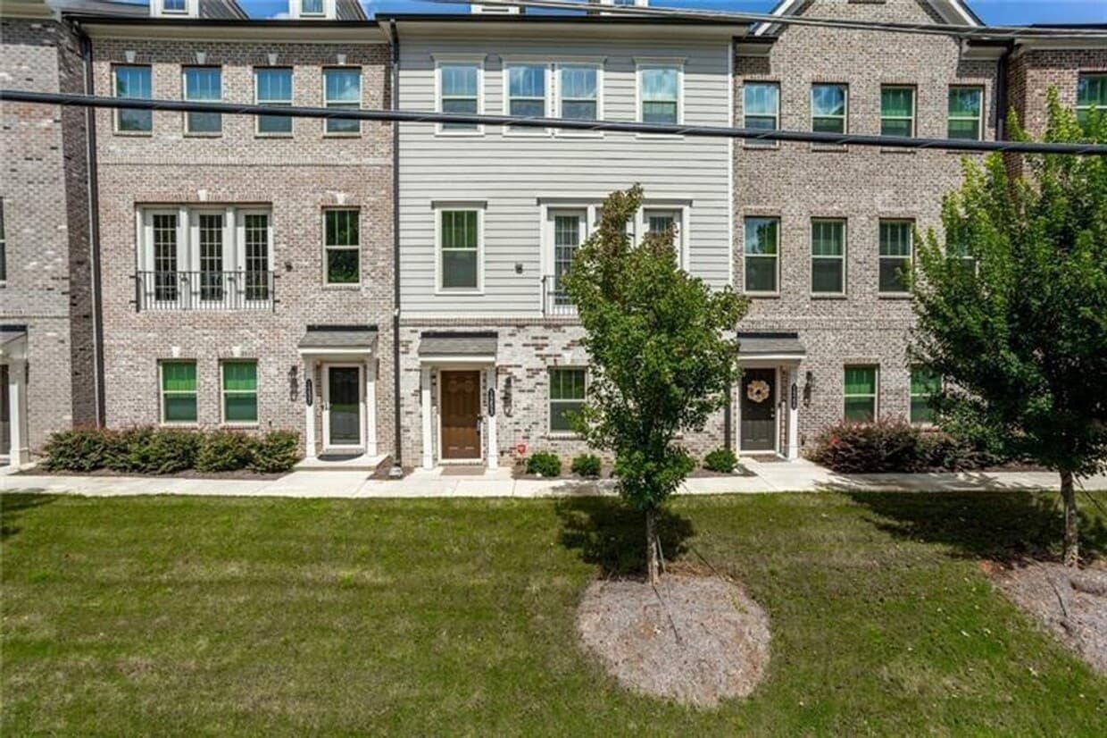 Primary Photo - Large 3 Bedroom Luxury Townhome on Silver ...