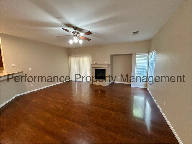 Foto del edificio - Stunning 4 Bed/2 Bath NW Bakersfield Home ...