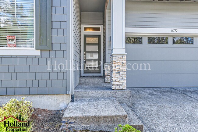 Building Photo - $400 off rent special on a gorgeous and sp...
