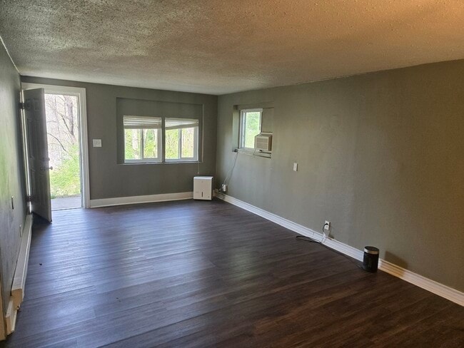 Building Photo - 107 Hollyberry Ln