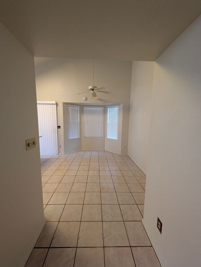 Foto del edificio - 2325 E Lakecrest Dr