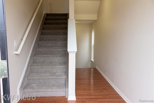 Building Photo - 3034 Camden Dr