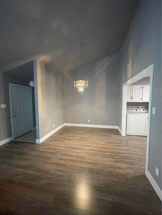 Living room/dining nook - 6401 Deihl Rd