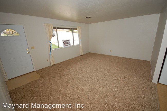 Building Photo - 2 br, 1 bath House - 390 Russell Rd.