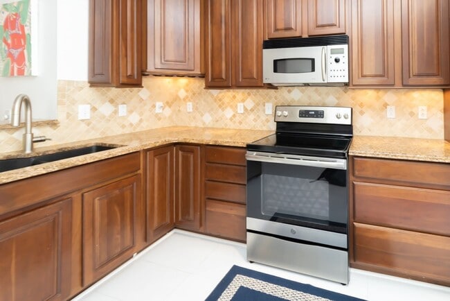 Foto del edificio - Lovely Townhome Available In Yacht Cove