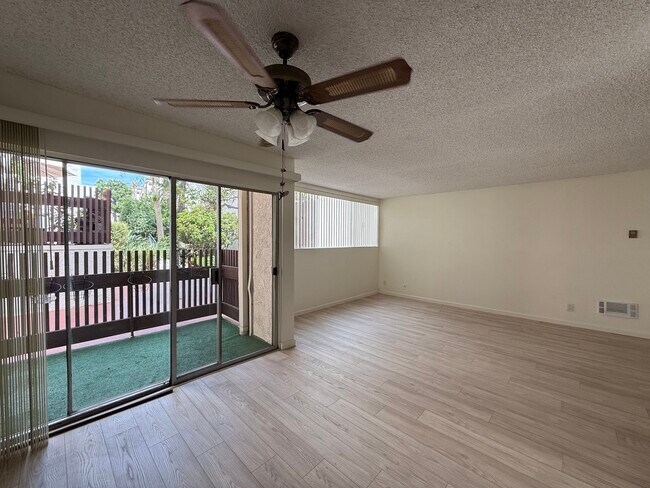 Building Photo - 5900 Canterbury Dr