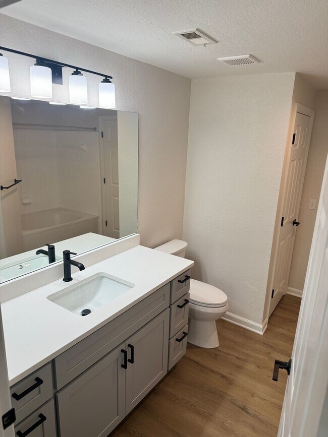 Foto del edificio - Barrington Park Condos! Renovated Ground F...