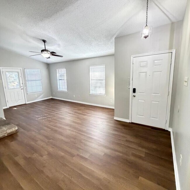 Foto del edificio - 5304 Waterford Dr