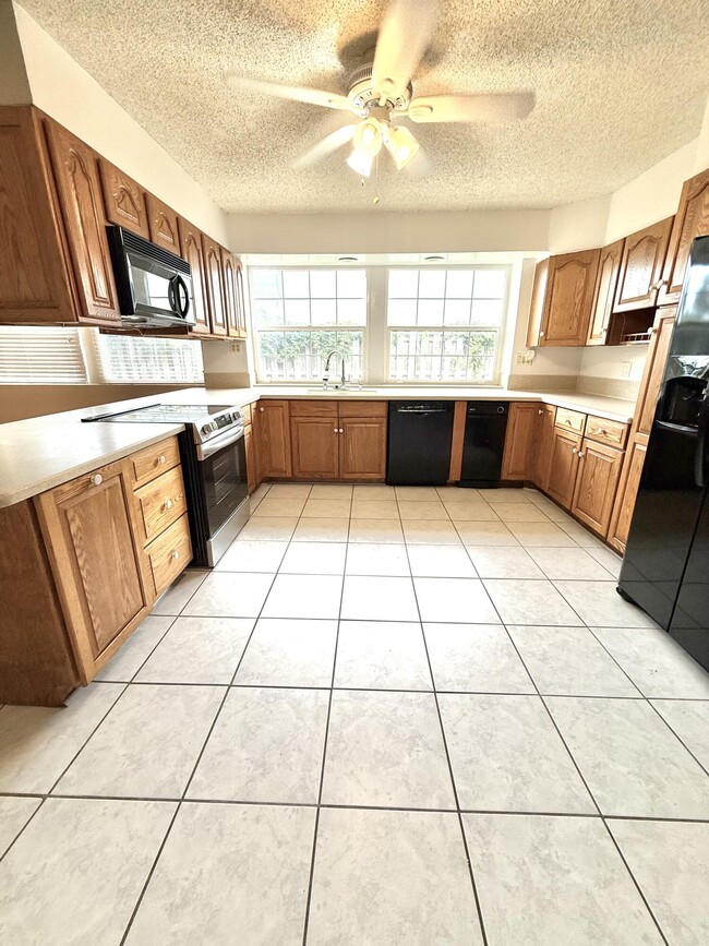 Building Photo - 6745 Venetian Dr
