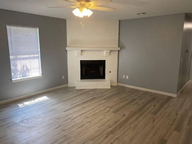 Building Photo - Adorable 3 Bedroom Duplex in Farmington!