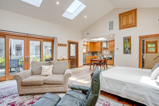 Building Photo - 2822 Van Buren St