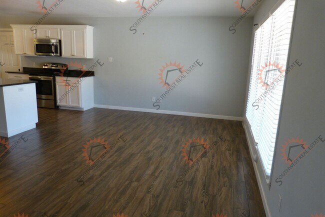 Foto del edificio - Updated 3 bedroom, 2 bath, & 2 car garage ...