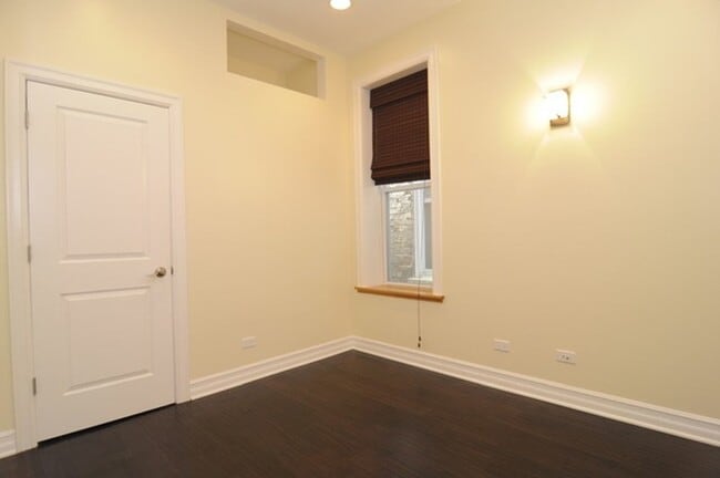 Building Photo - 847 W Addison St