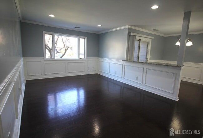 Building Photo - 3121 Sayre Dr