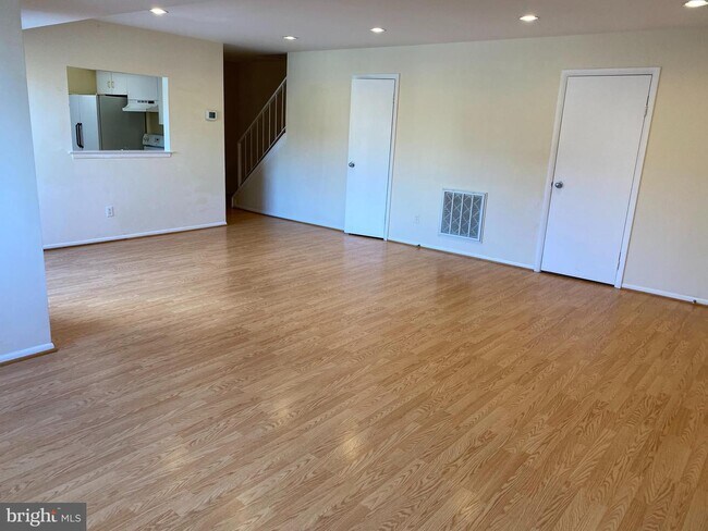 Building Photo - 8012 Valley Manor Rd