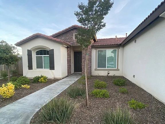 Foto del edificio - "Charming 3-Bed Oasis with 2 Baths & 1749 Sq Ft of Comfort in Bakersfield!"