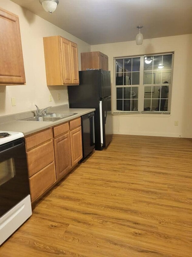 Kitchen - 104 7th St