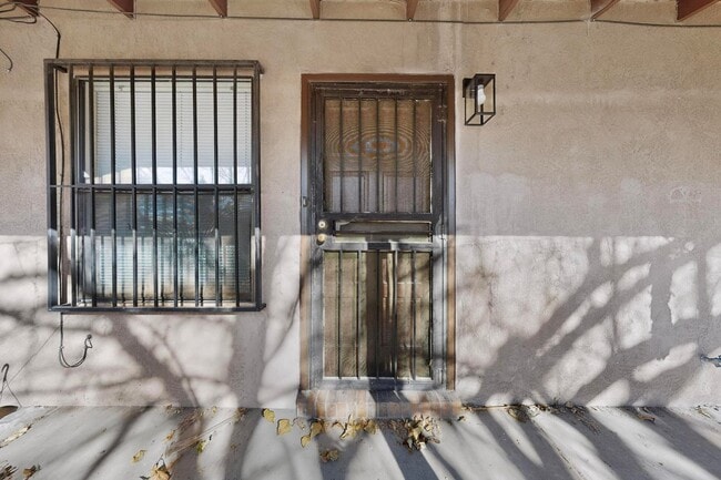 Building Photo - 604 Arno St NE