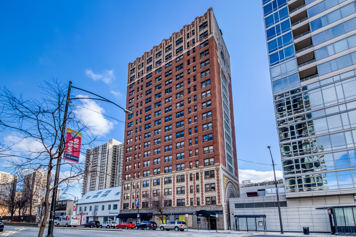 Primary Photo - 1211 N LaSalle Dr