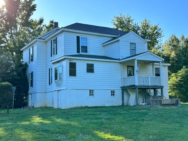 Foto del edificio - 4-Bedroom Home in Charlotte Court House