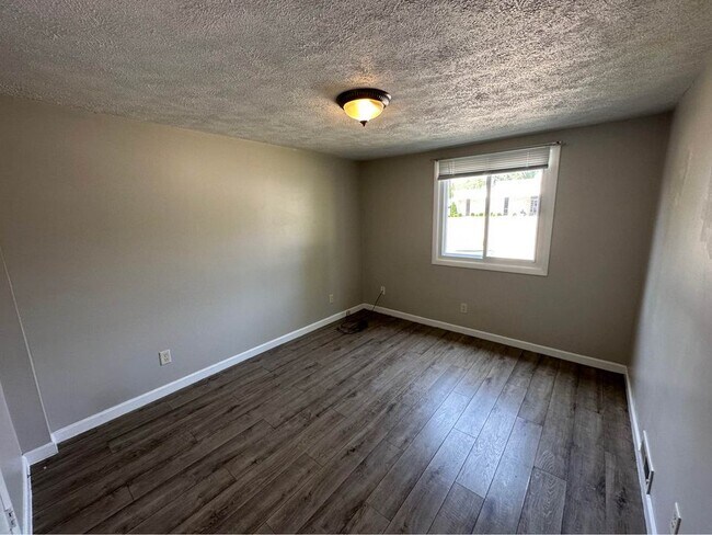 Building Photo - 416 E Cordelia St