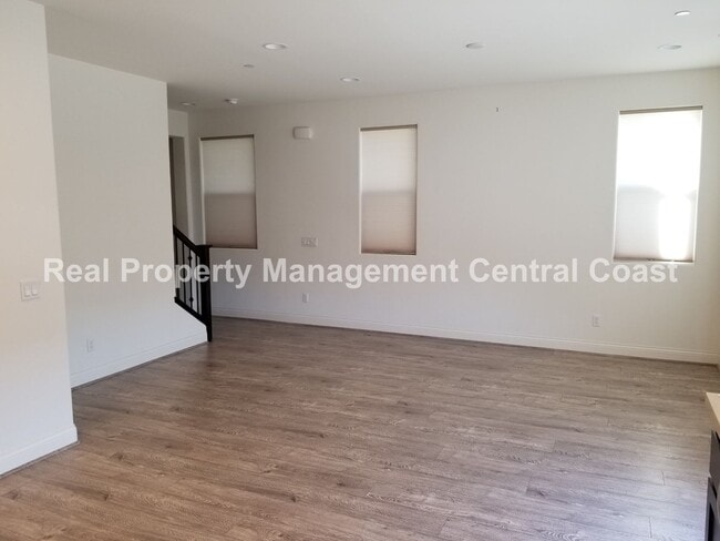 Building Photo - AVAILABLE AUGUST - New Paso Townhouse - 3 ...