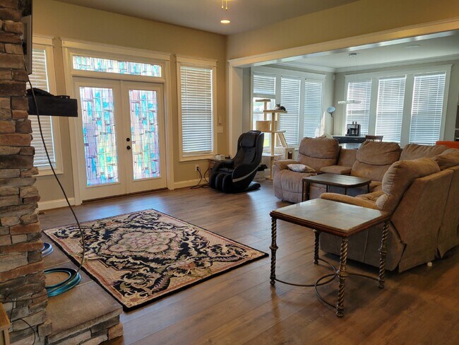 Building Photo - Luxury Frank Batson 4 Bedroom Home