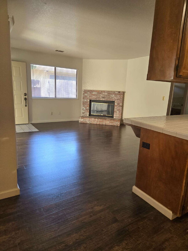 Foto del edificio - Highly Sought After Location! Available 5/9!