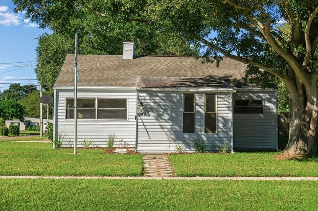 Building Photo - 1/2 OFF 3 Bedroom, 1 Bathroom Home for Ren...