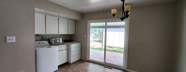 Building Photo - 2 Bedroom | 1 Bathroom Available for Rent!