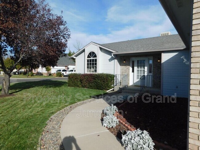 Building Photo - 707 Fountainhead Blvd