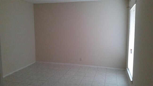 Foto del edificio - 1855 Poplar Woods Cir E