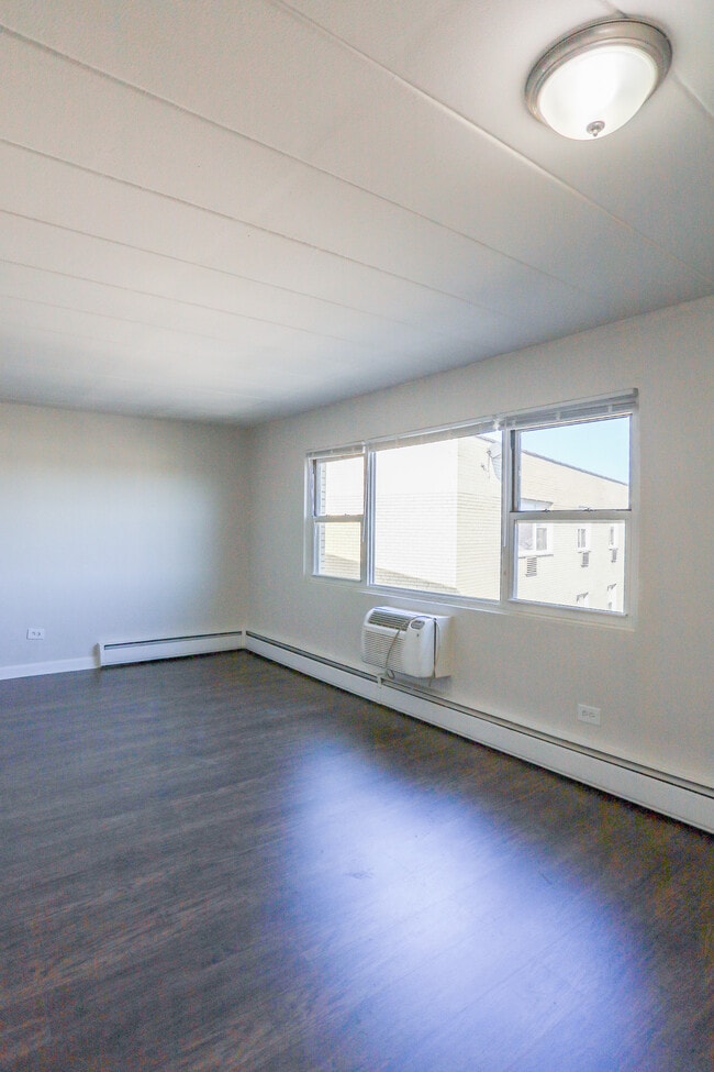 Building Photo - 7300 N Ridge Blvd