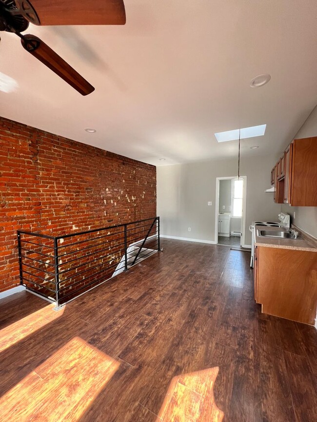 Building Photo - 1867 Clarence St