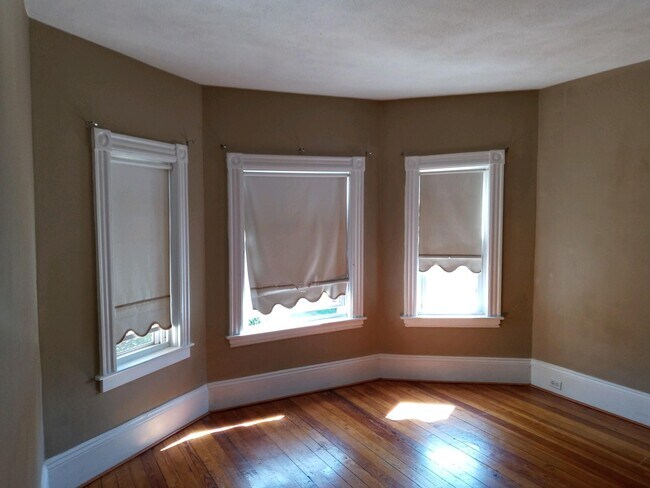 Living room - 92 Sheridan Ave