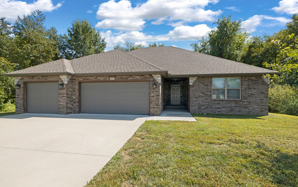 Primary Photo - 4 Bedroom Home with 3 car garage for rent!