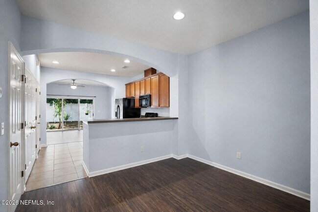 Foto del edificio - 6150 High Tide Blvd