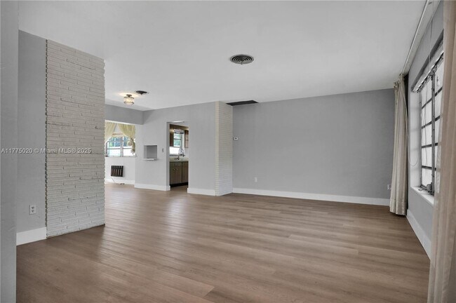 Building Photo - 16530 NE 11th Ave