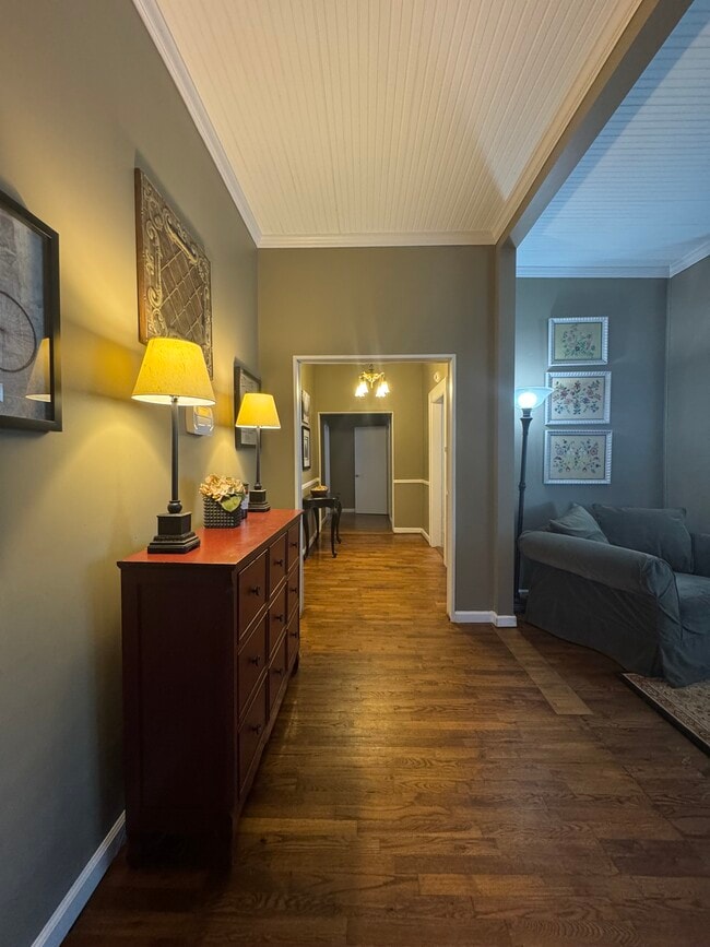 Building Photo - 320 E 5th Ave